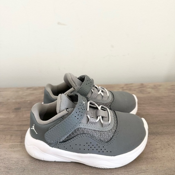 Air Jordan 11 CMFT Low Cool Gray Sneaker, Size 7c Cool Grey - Picture 1 of 6